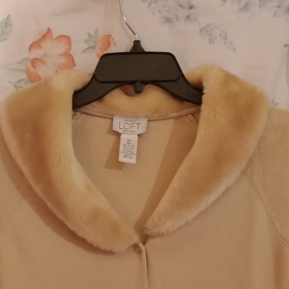 Ann Taylor Sweaters - Ann Taylor cardigan sweater faux fur  collar women size small petite❤️